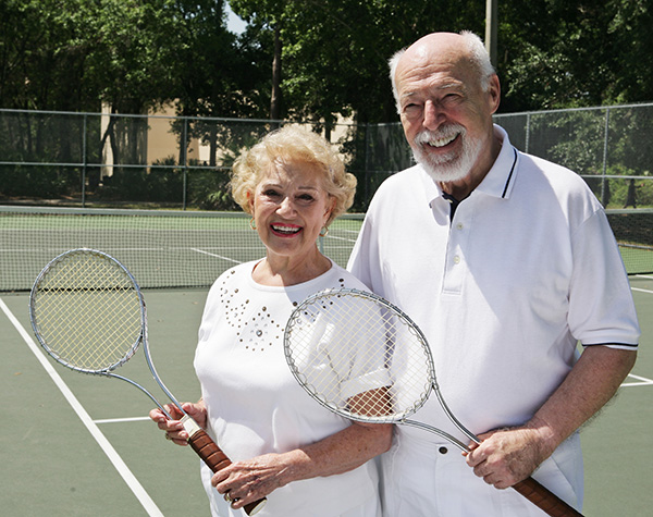 Seniors jugando tenis