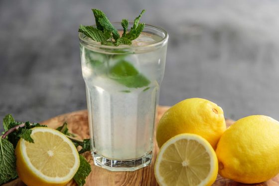 Aguas saborizadas con limón y menta