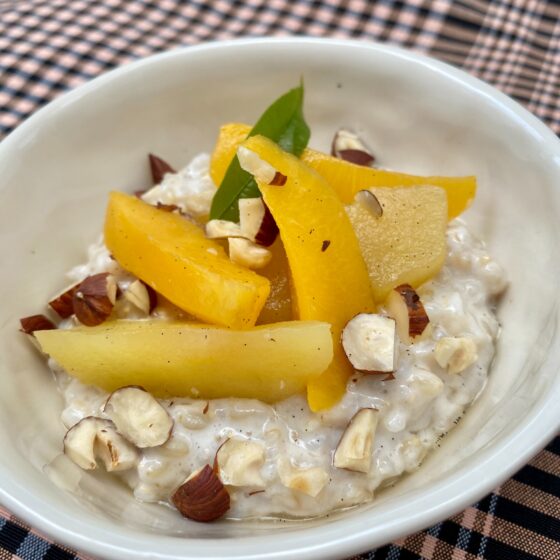 Receta saludable con Vanesa Bustos, arroz con leche de almendras y compota de frutas de otoño