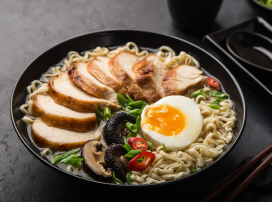 Deliciosa sopa ramen de pollo